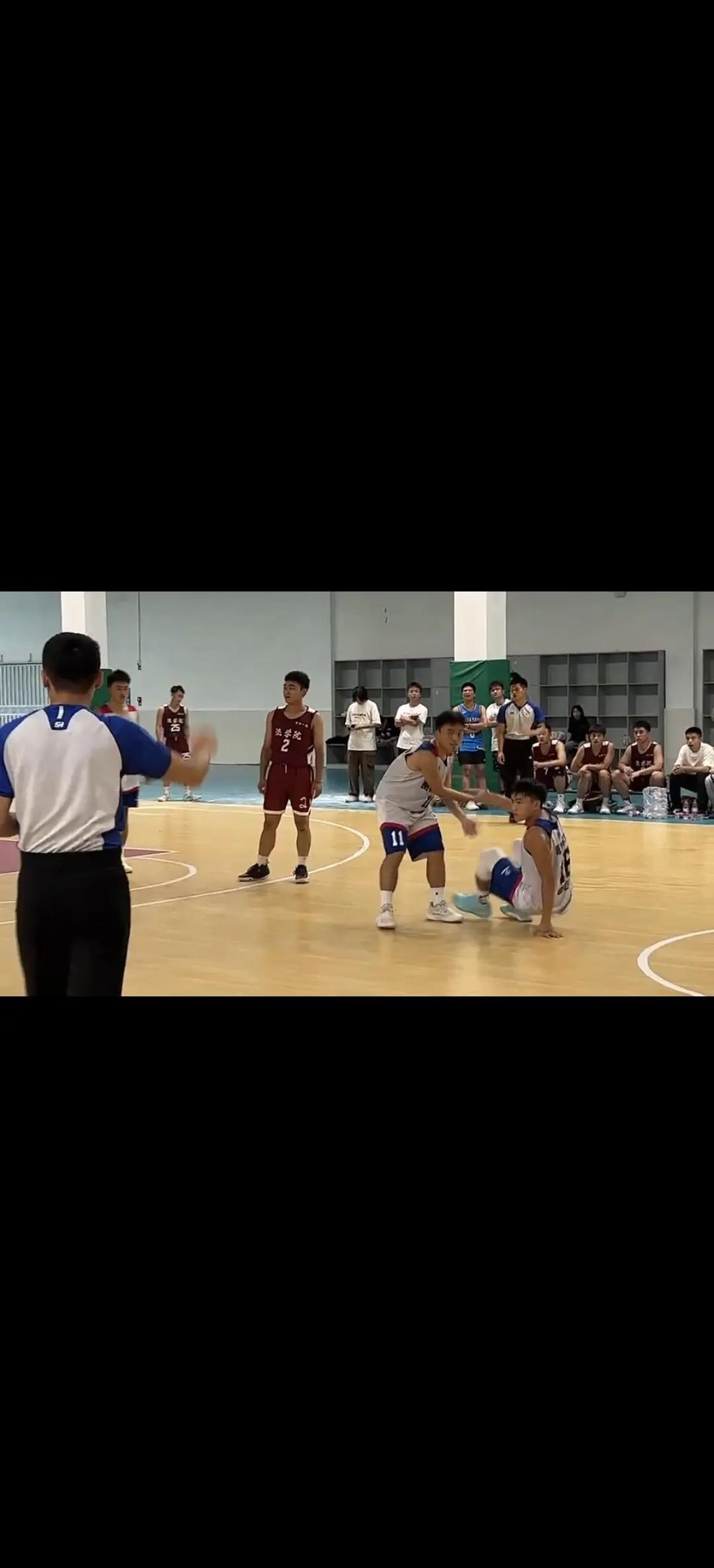 深圳队在客场比赛中展现出团队拼搏精神 深圳队在客场比赛中展现出团队拼搏精神