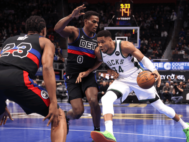 雄鹿巨星火力全开，碾压对手一路领先