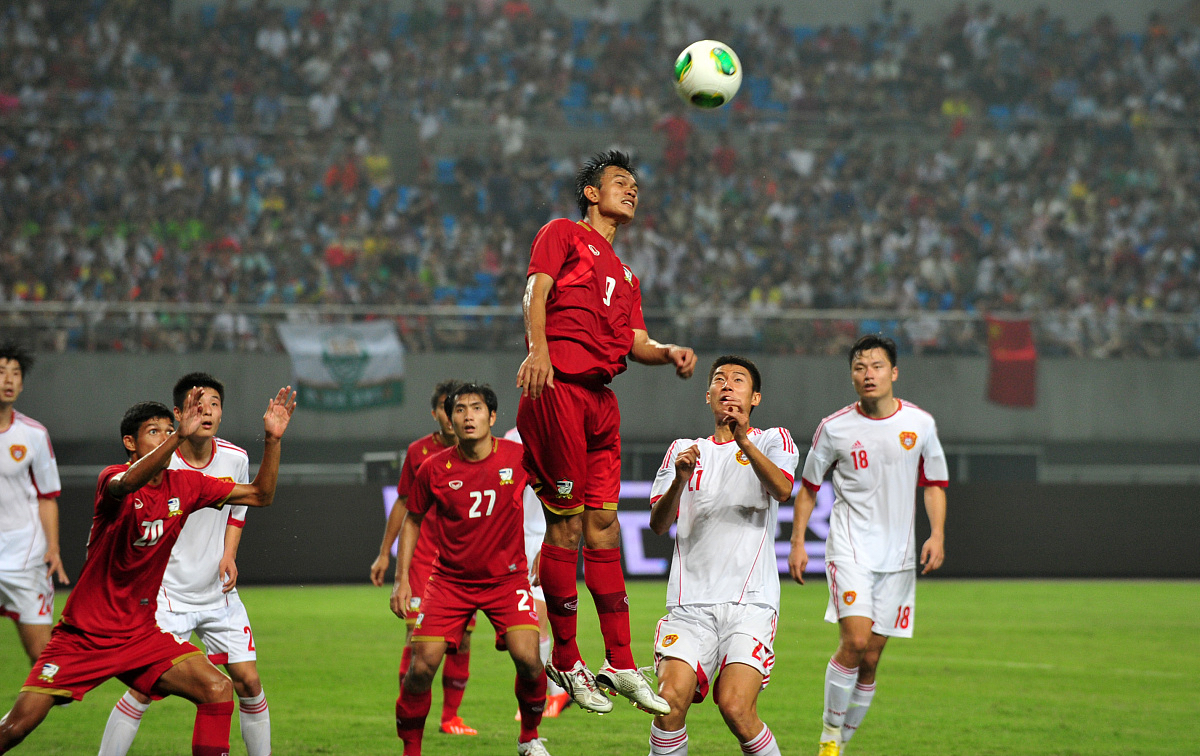 联赛强队对决场上火爆局面引人注目