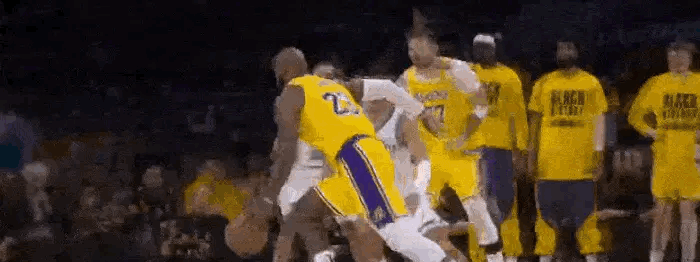 包含詹姆斯砍下三双，带领球队逆转取胜的词条