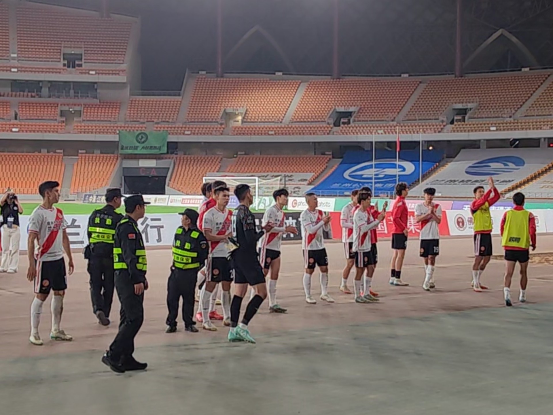 九游体育在线-篮球巨星亲临踢馆：与球迷现场互动赢得欢呼的简单介绍