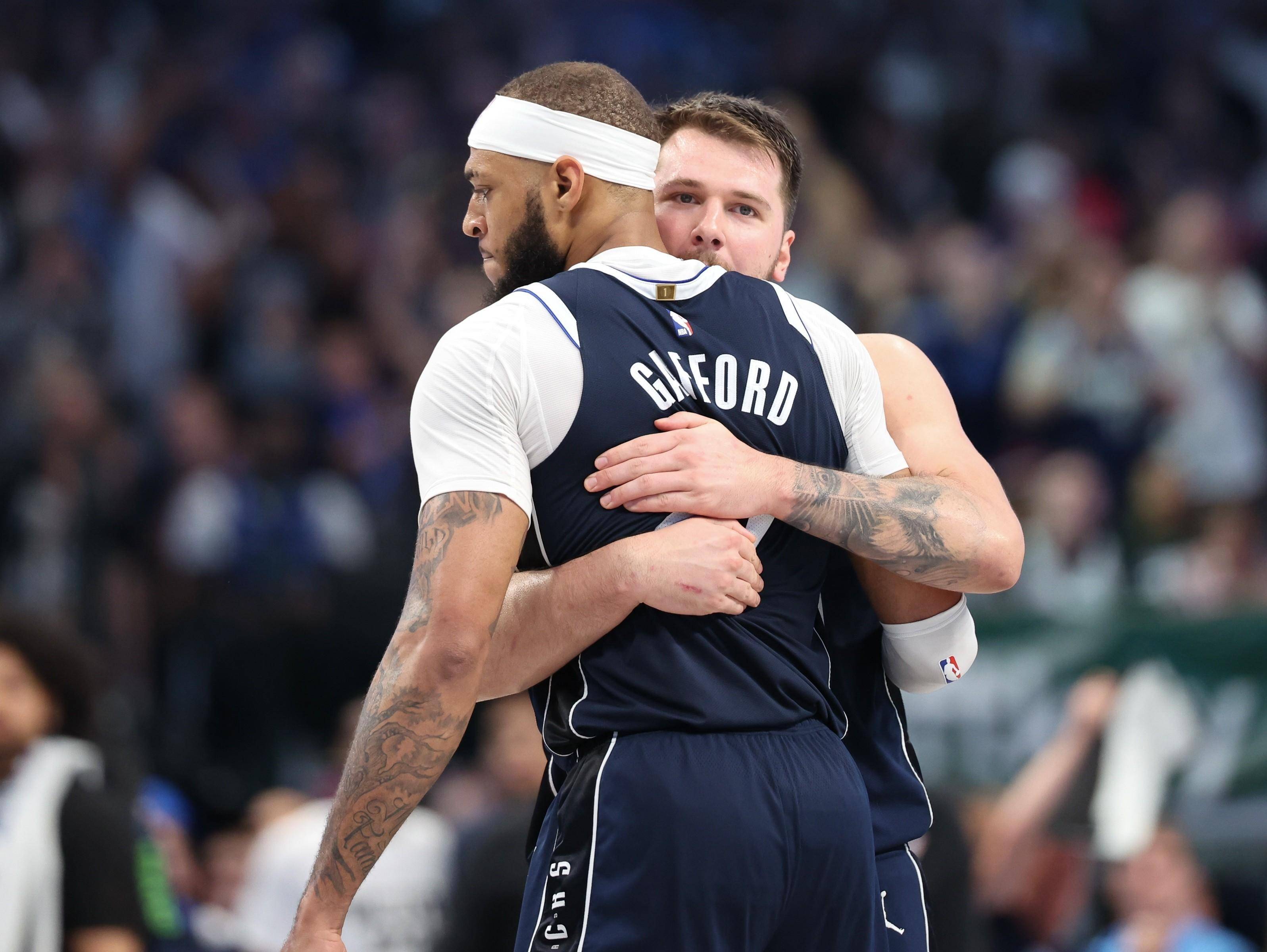 篮球巨星亲临踢馆：与球迷现场互动赢得欢呼的简单介绍