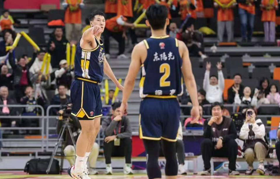 关于外援球员发挥关键作用，帮助球队取得胜利的信息