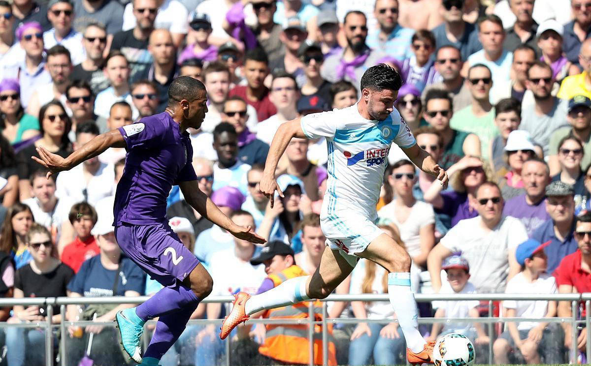 包含柏林联队在主场比赛中实现惊险逆转的词条