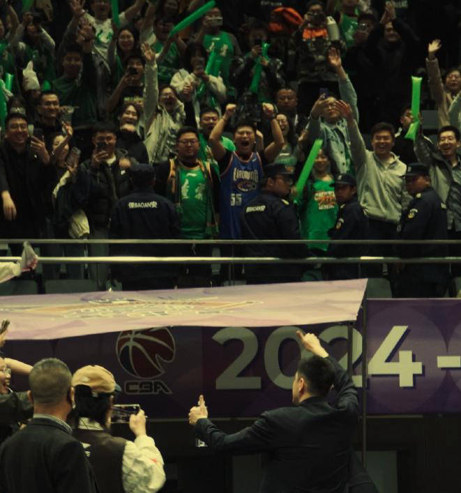 篮球比赛现场一球定胜负，球迷情绪高涨的简单介绍