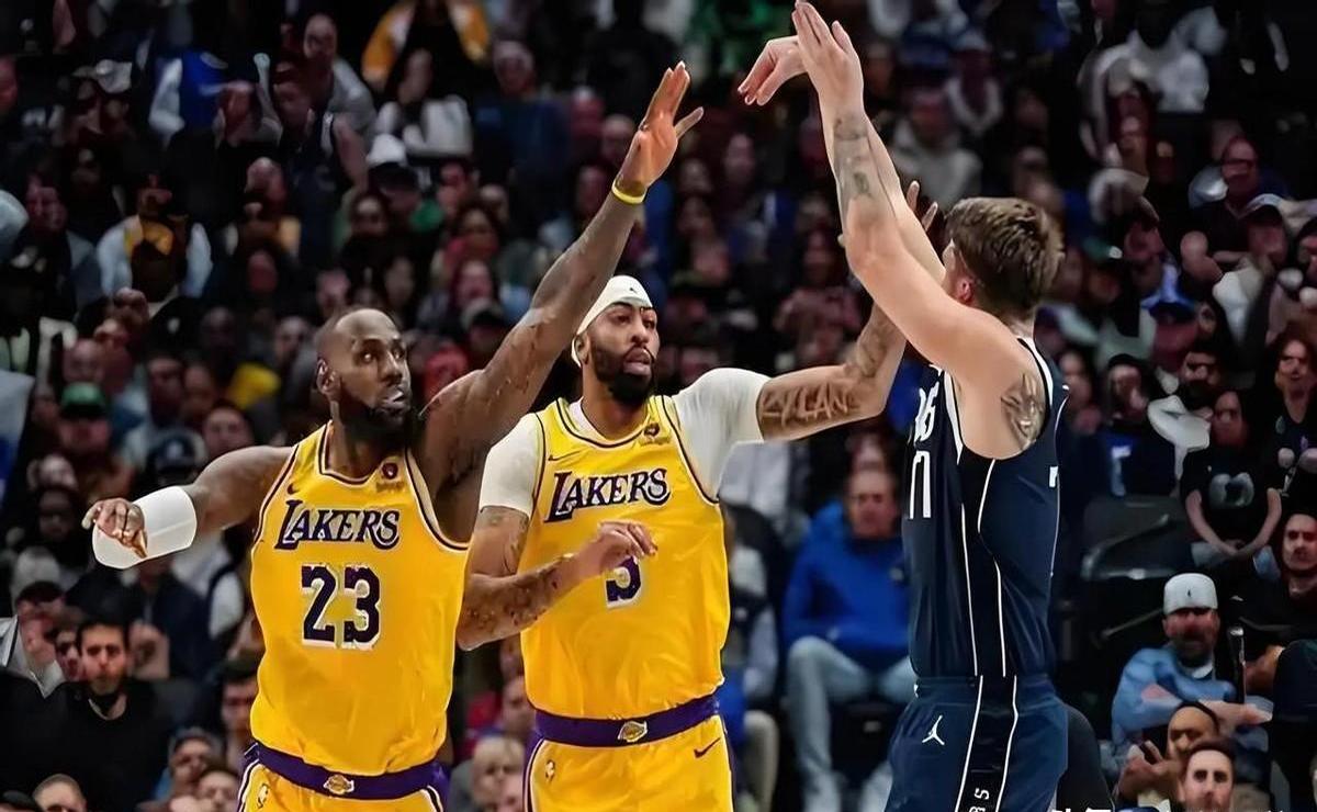 霍华德因伤退出季后赛，湖人内线受到打击