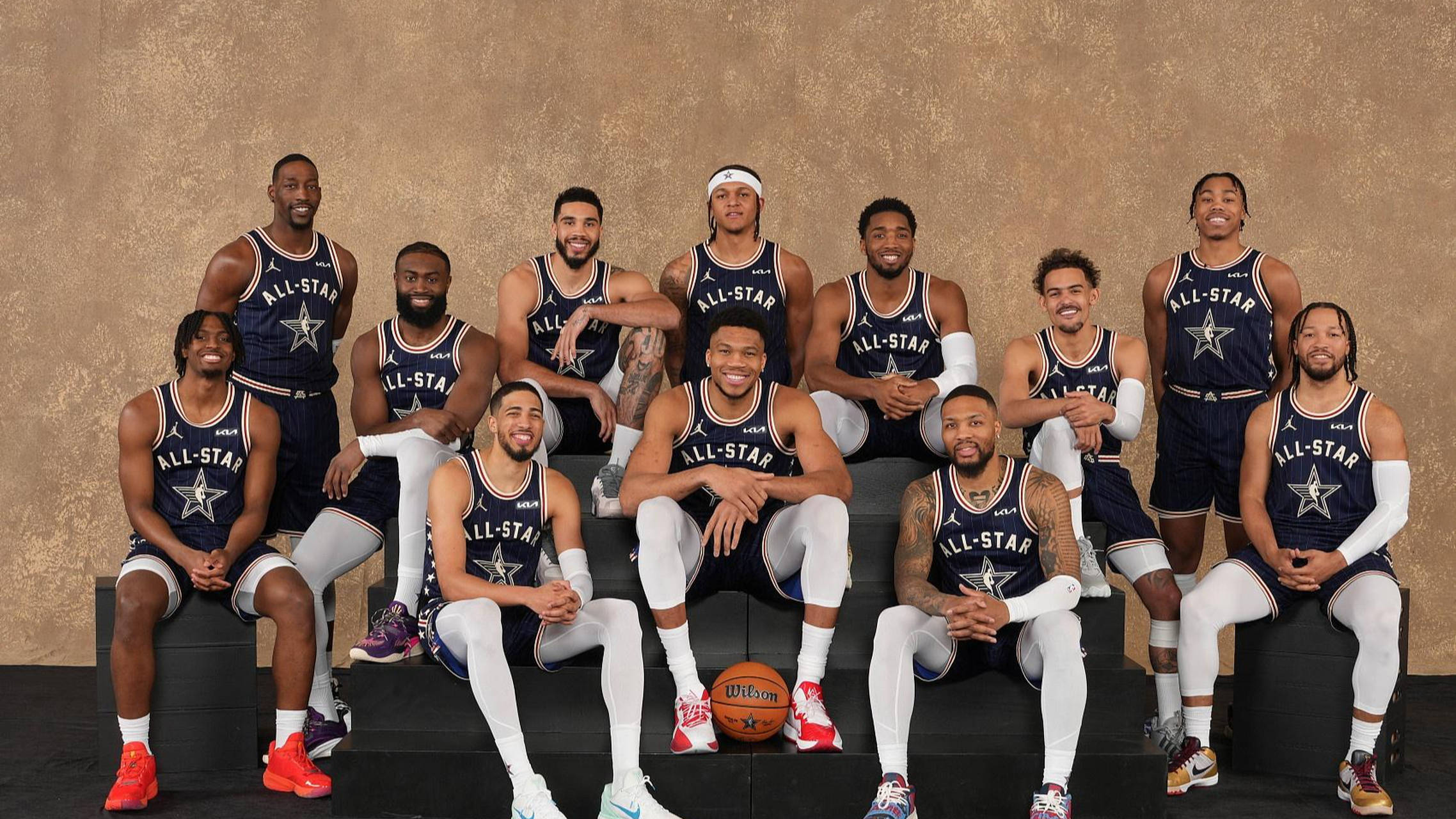 篮球明星赛吸引球迷狂欢，场场精彩对决的简单介绍