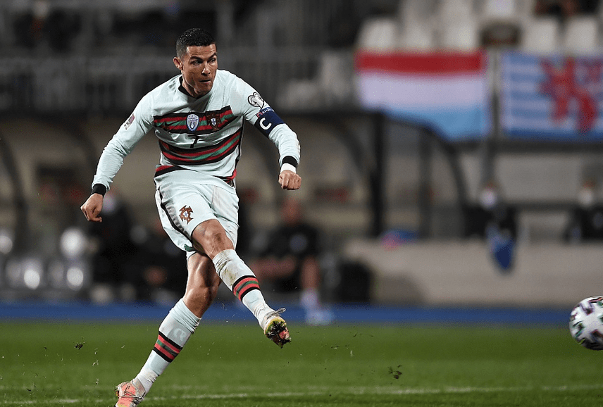 九游体育网页版入口-罚球点深度传中，后腰换人破门得分的简单介绍