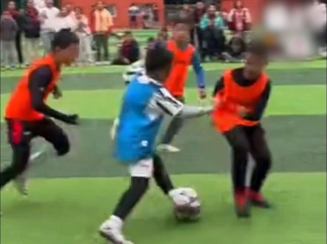 包含周末足球联赛集锦播放，场面火爆惊艳的词条