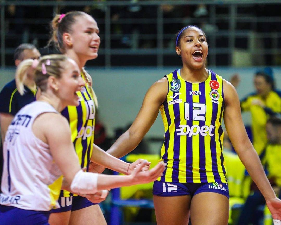 九游体育-球员在国外赛场上展现出色运动风采